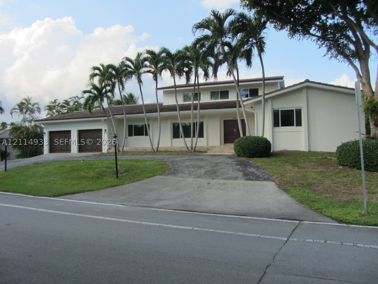 Property Photo: 1001 Bella Vista Ave FL 33156