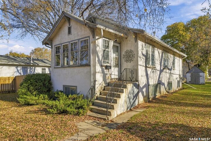 Property Photo:  1702 E Avenue N  SK S7L 1V4 