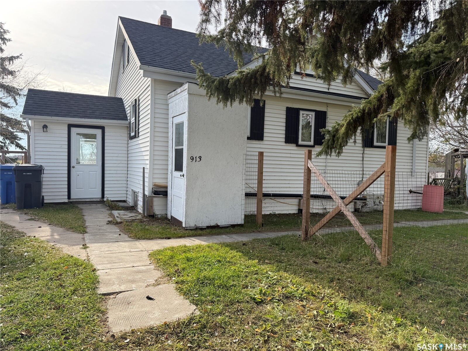 Property Photo:  913 Chickney Avenue  SK S0A 2B0 