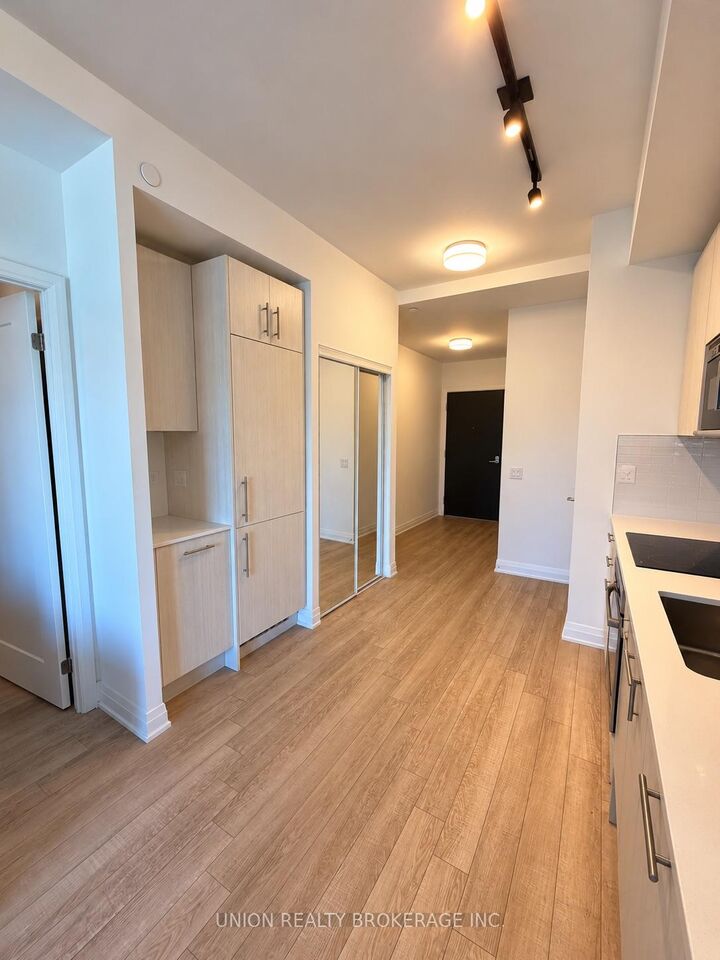 Property Photo:  286 Main Street 606  ON M4C 0B3 