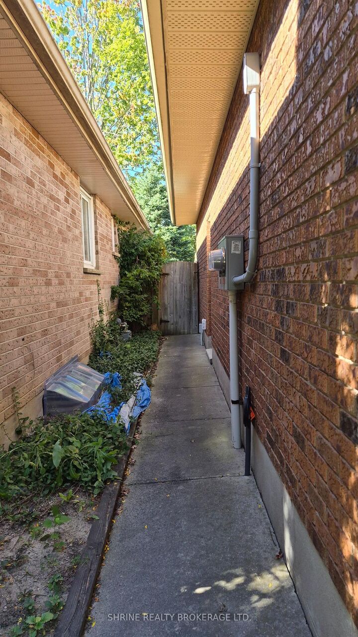Property Photo: 152 Grenfell Crescent ON N5X 2R9