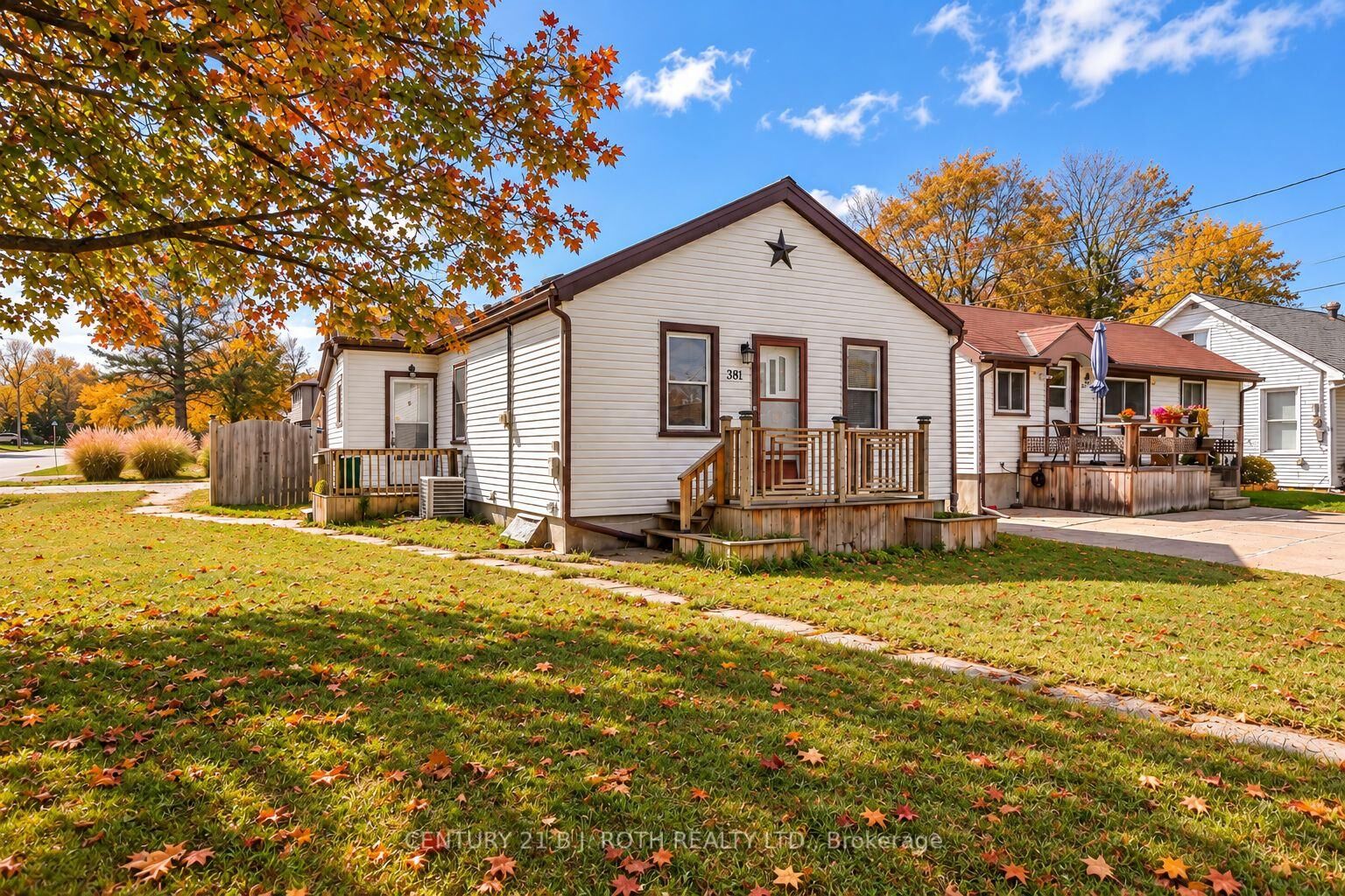 Property Photo:  381 Forest Avenue S  ON L3V 3Z2 