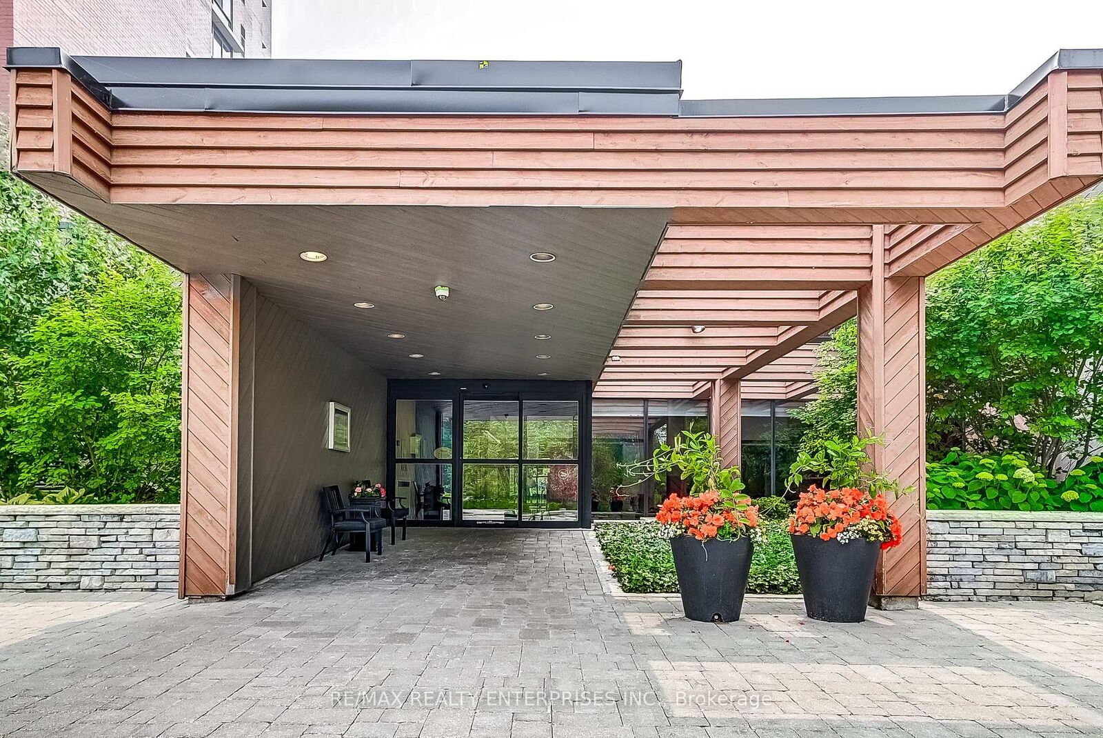 Property Photo: 1400 Dixie Road 1708 ON L5E 3E1
