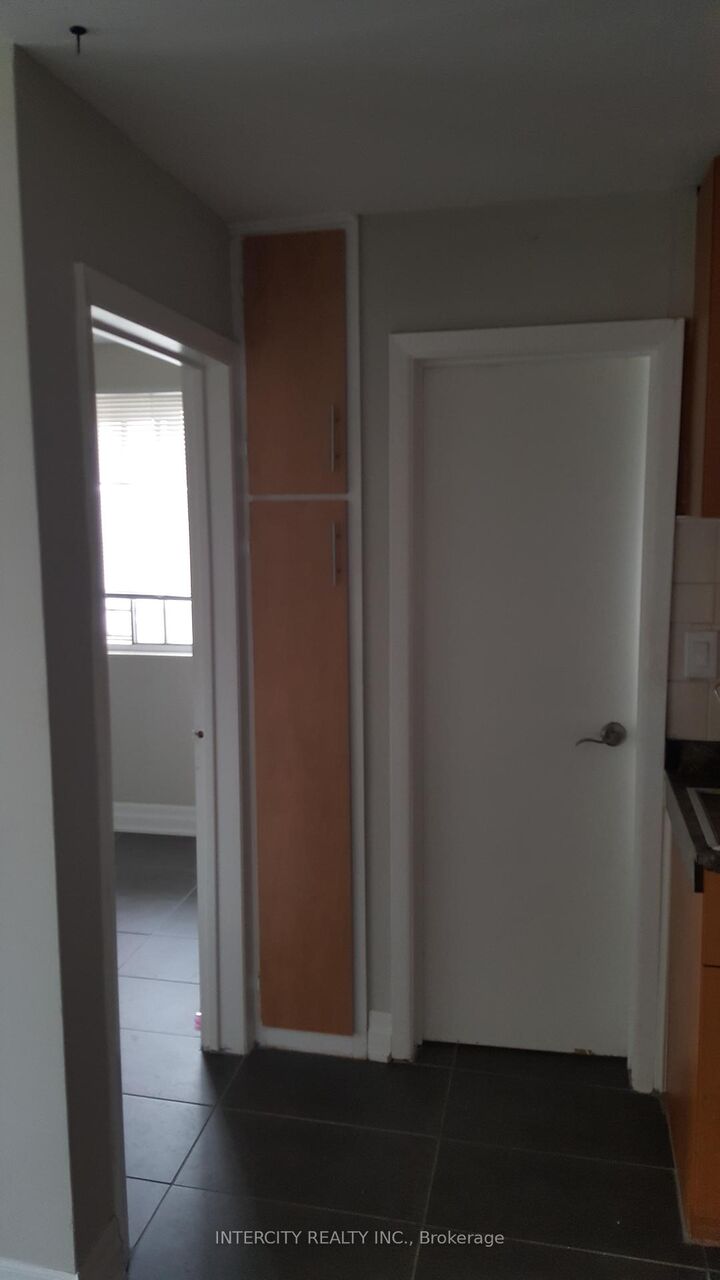 Property Photo:  14 North Alarton Street 1  ON L4T 1J8 