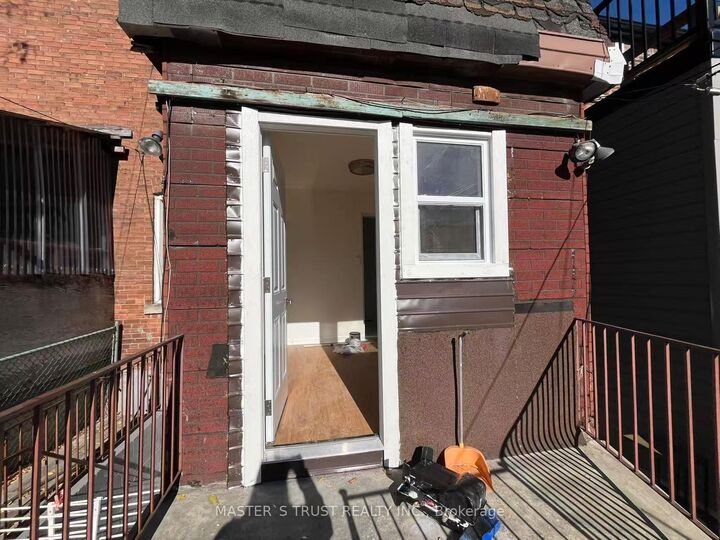 Property Photo:  841 Dupont Street  ON M6G 1Z7 