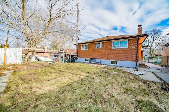 Property Photo:  372 Adelaide Avenue B  ON L1J 2R6 
