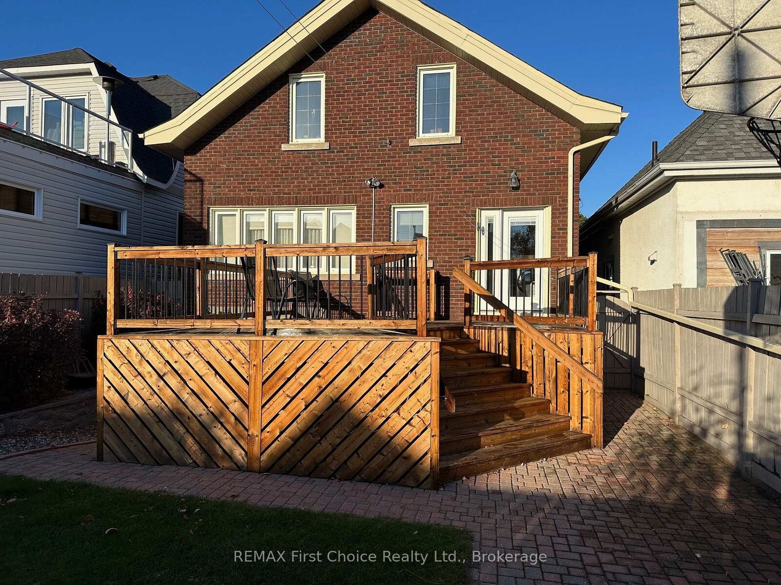 Property Photo:  413 Ambrose Street  ON P7B 1M3 