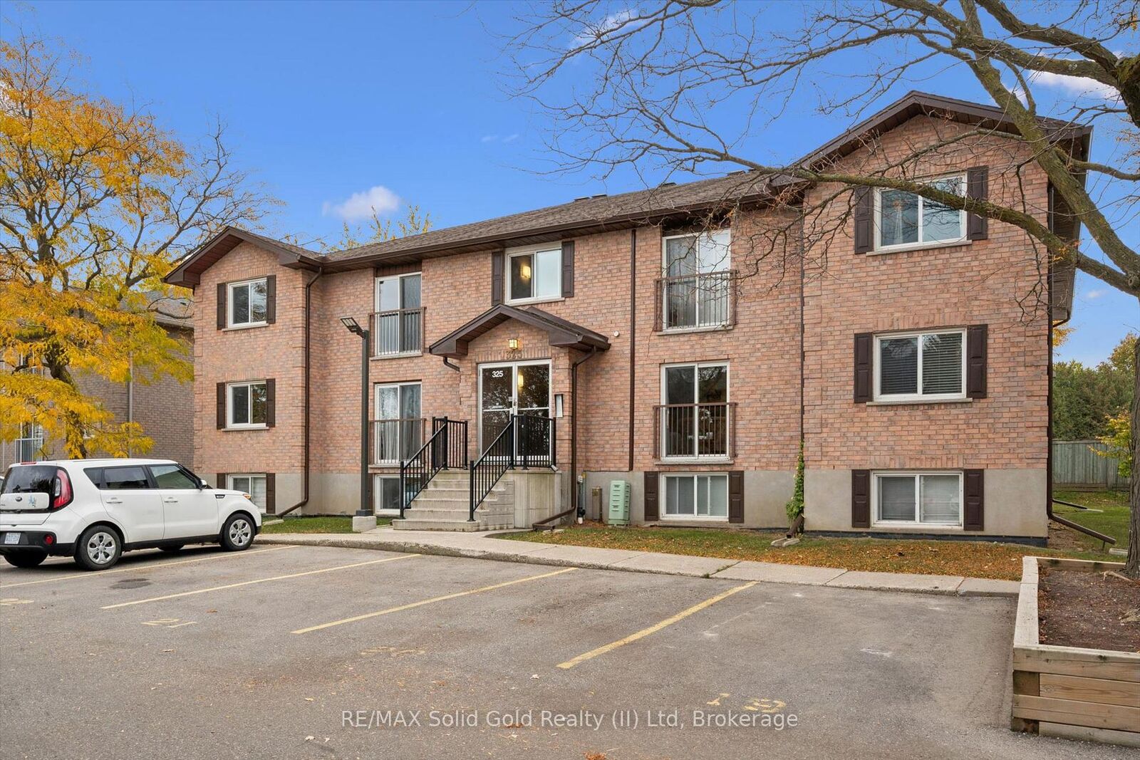 Property Photo: 325 Northlake Drive 11 ON N2V 1Z1
