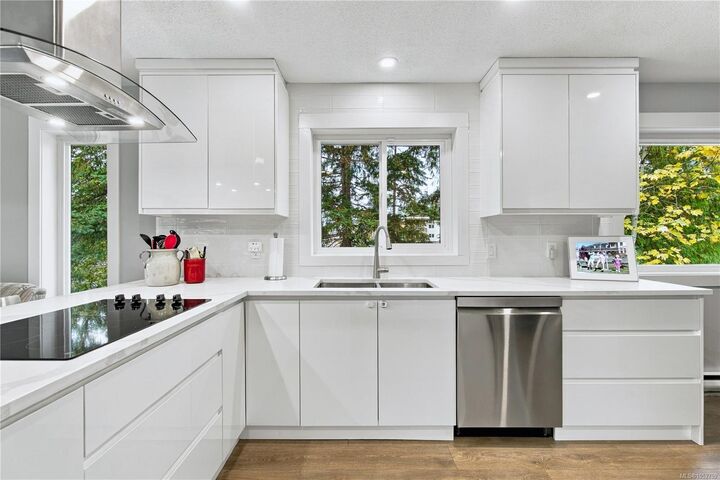 Property Photo: 530 Summit Dr BC V9T 5J7