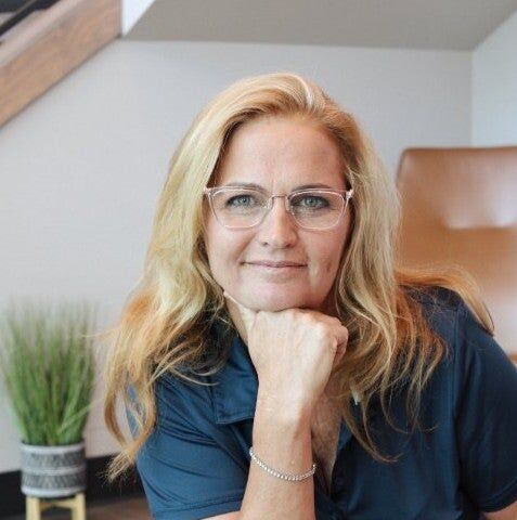 Danielle Jensen,  in Tampa, Circle