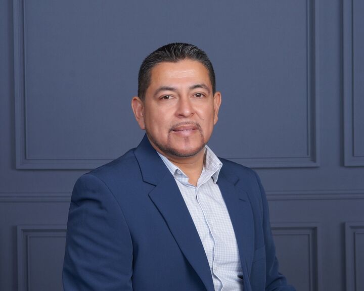 Carlos Dominguez Murillo, Associate Real Estate Broker in Waukegan, Circle