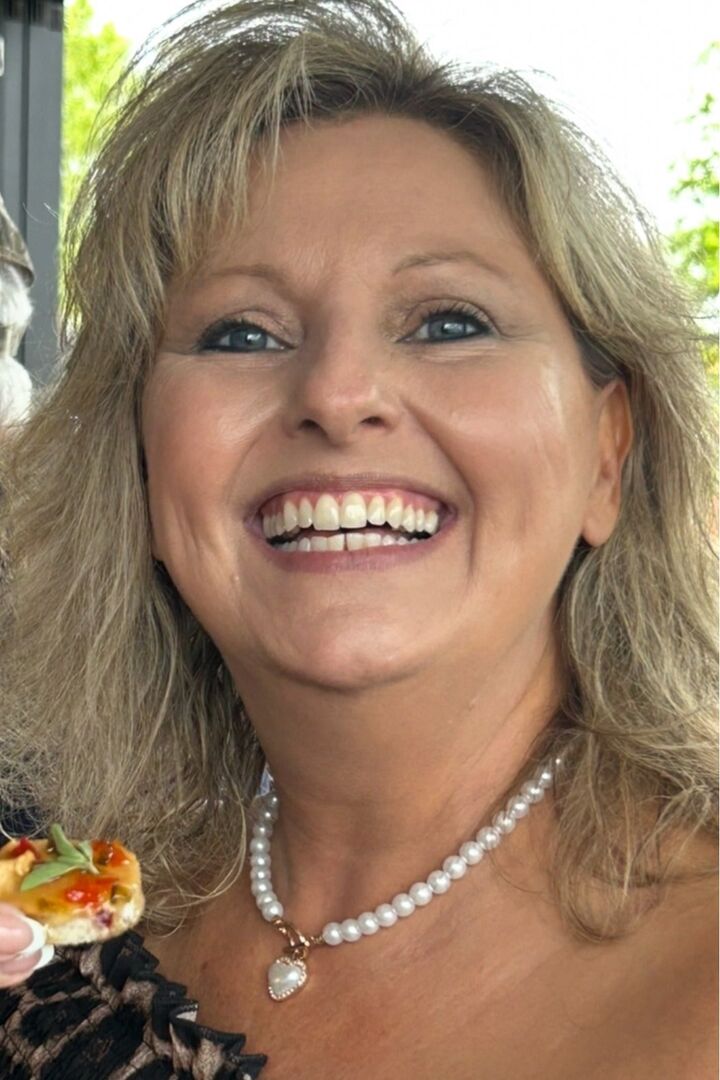 Teresa Smith, Real Estate Broker in Clarksville, Premier Realty