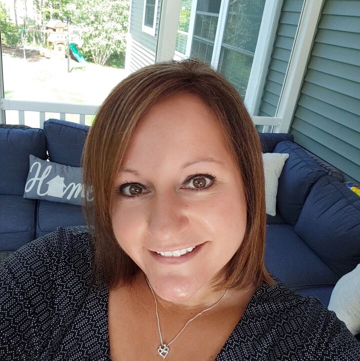 JULIE PELLETIER, Associate Real Estate Broker in Bangor, Queen City Real Estate