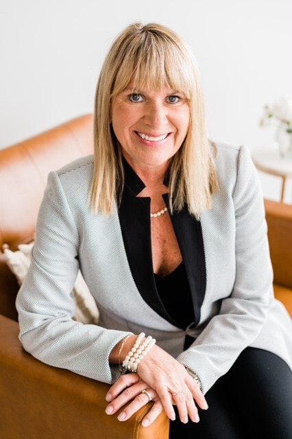 Leisa Schwartz, in Westlake Village, Pinnacle Estate Properties