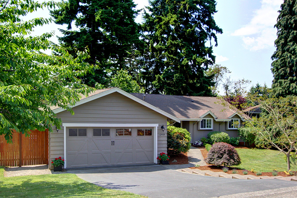 Property Photo:  12409 NE 28th St  WA 98005 