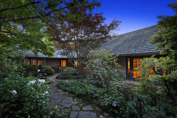 Property Photo:  3335  43rd Avenue NE  WA 98105 