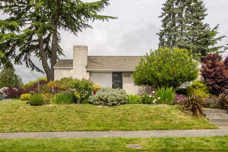 Property Photo:  5802 NE 57th St  WA 98105 