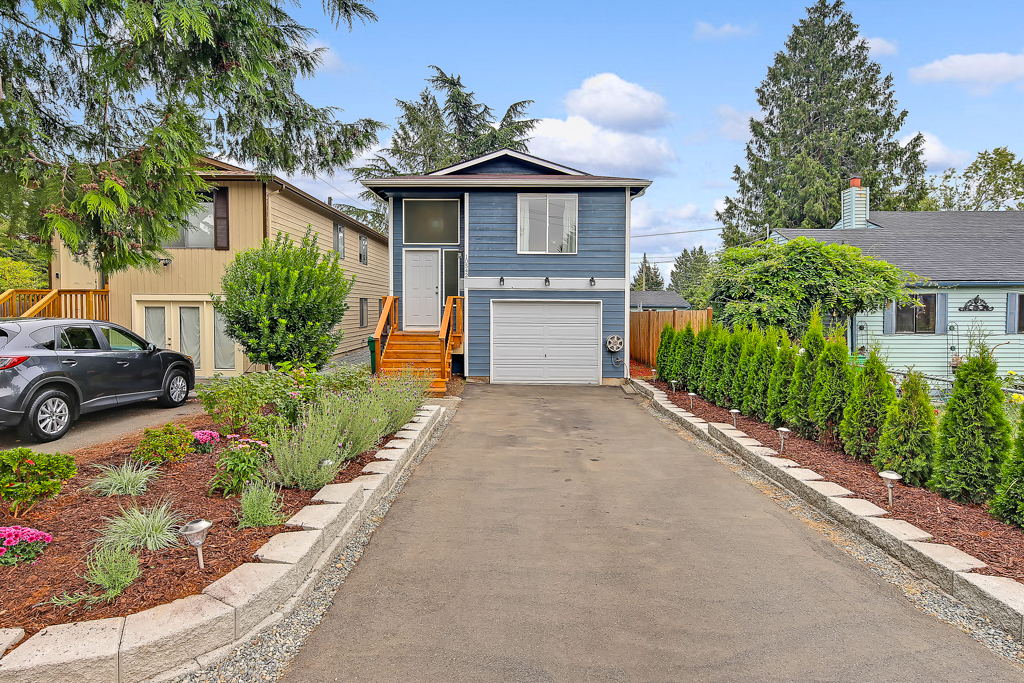 Property Photo:  10542 Fremont Ave N  WA 98133 