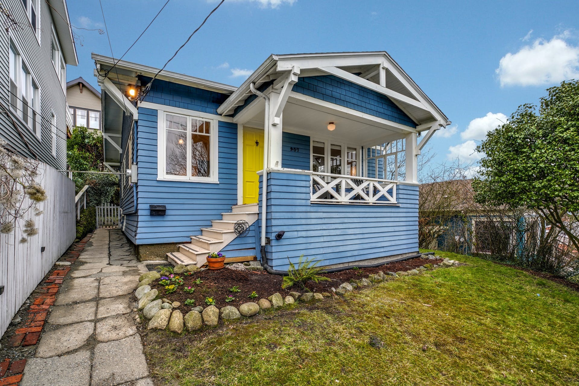 Property Photo:  907 W Howe St  WA 98119 