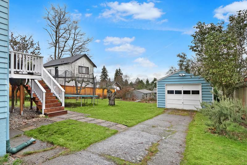 Property Photo:  11550 Fremont Avenue N  WA 98133 