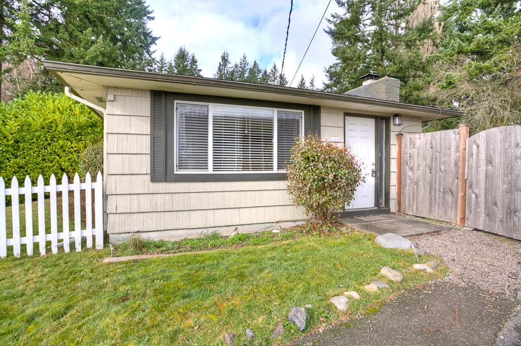 Property Photo:  3305 Fender Dr  WA 98087 