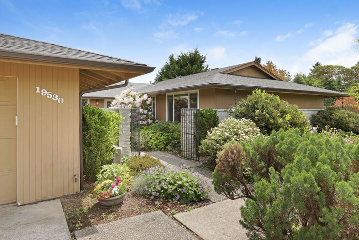 19530 47th Ave NE  Lake Forest Park WA 98155 photo