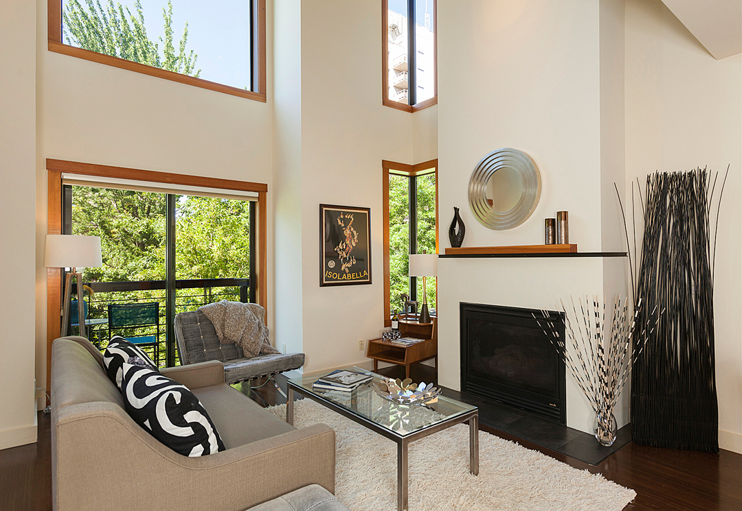 Property Photo: Living room 1605 E Pike St 202  WA 98122 