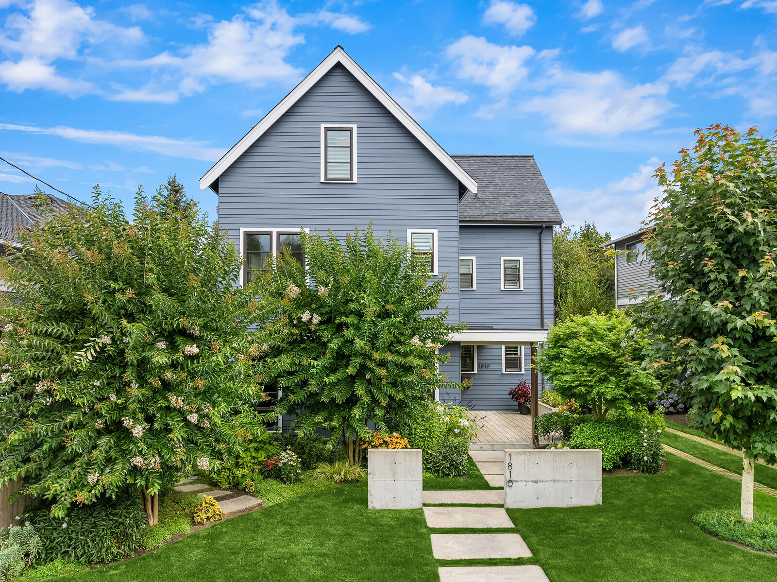 Property Photo:  1810  2nd Avenue N  WA 98109 