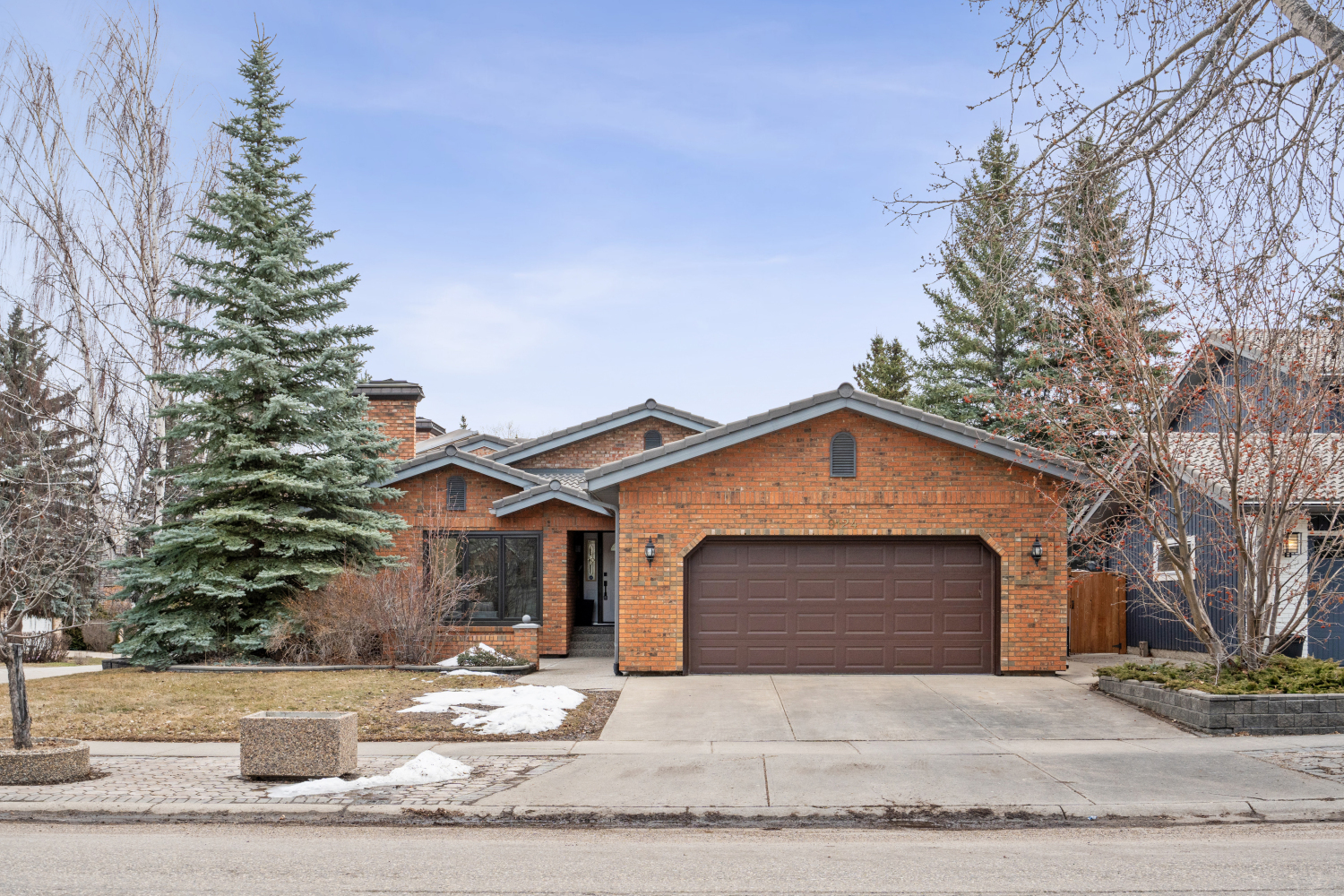 Property Photo: 9124 Oakmount Drive SW AB T2V 4X7