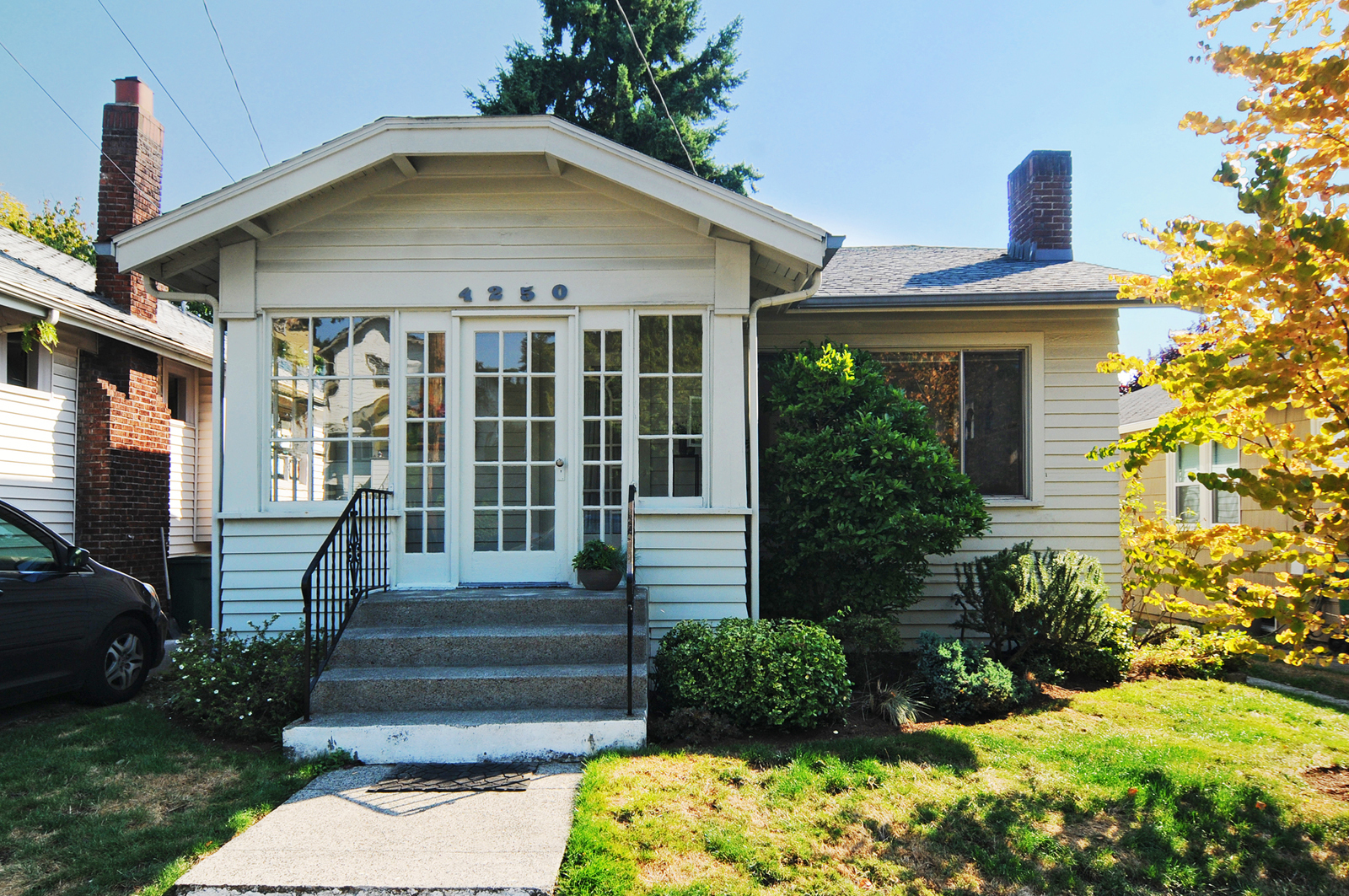 Property Photo:  4250 Woodland Park Ave N  WA 98103 