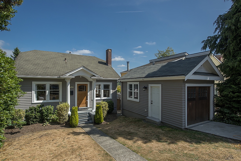 Property Photo:  900 W Emerson Street  WA 98119 