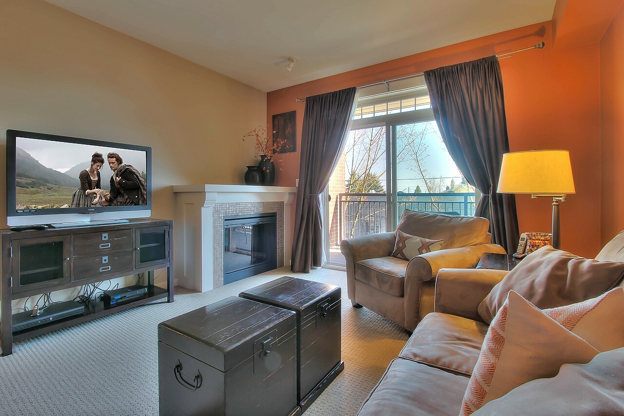 Property Photo: Living room/dining room 6015 Phinney Ave N 208  WA 98103 
