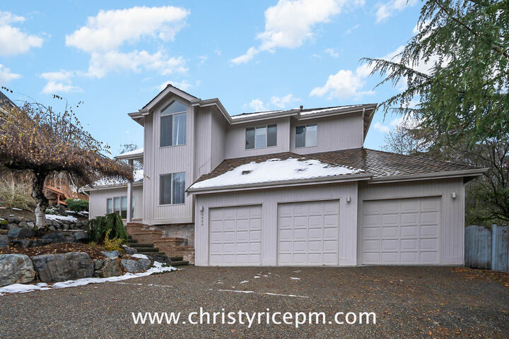 Property Photo: 6608 154th Place SE WA 98006