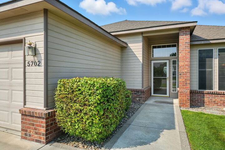 Property Photo: 5702 Hilo Ct WA 99353