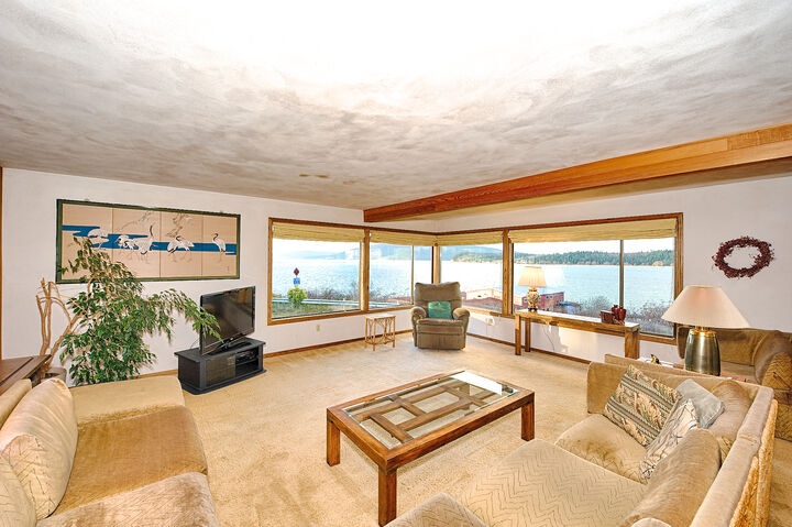 Property Photo: Living room 901 D Ave WA 98221