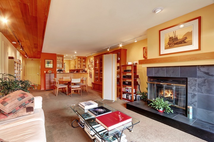 Property Photo: Living Room 2611 Eastlake Ave E 102  WA 98102 