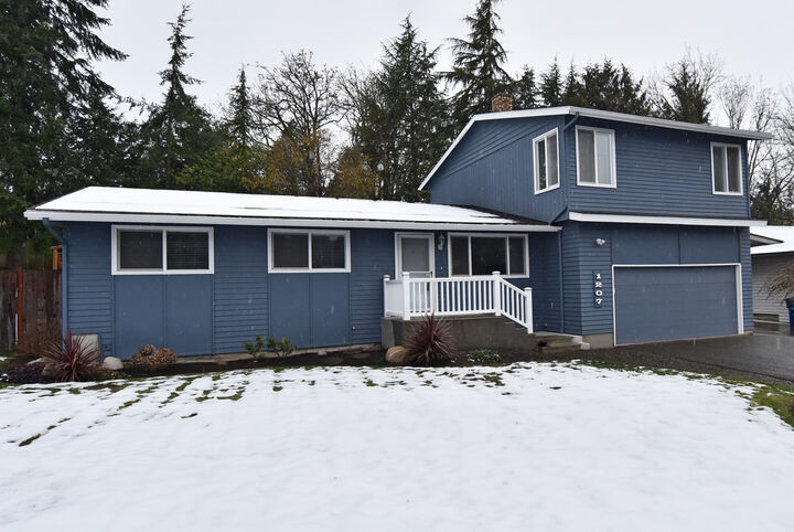 Property Photo:  1207 S 257th Place  WA 98198 
