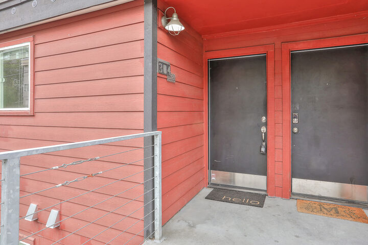 Property Photo: 3420 15th Ave W 304 WA 98119