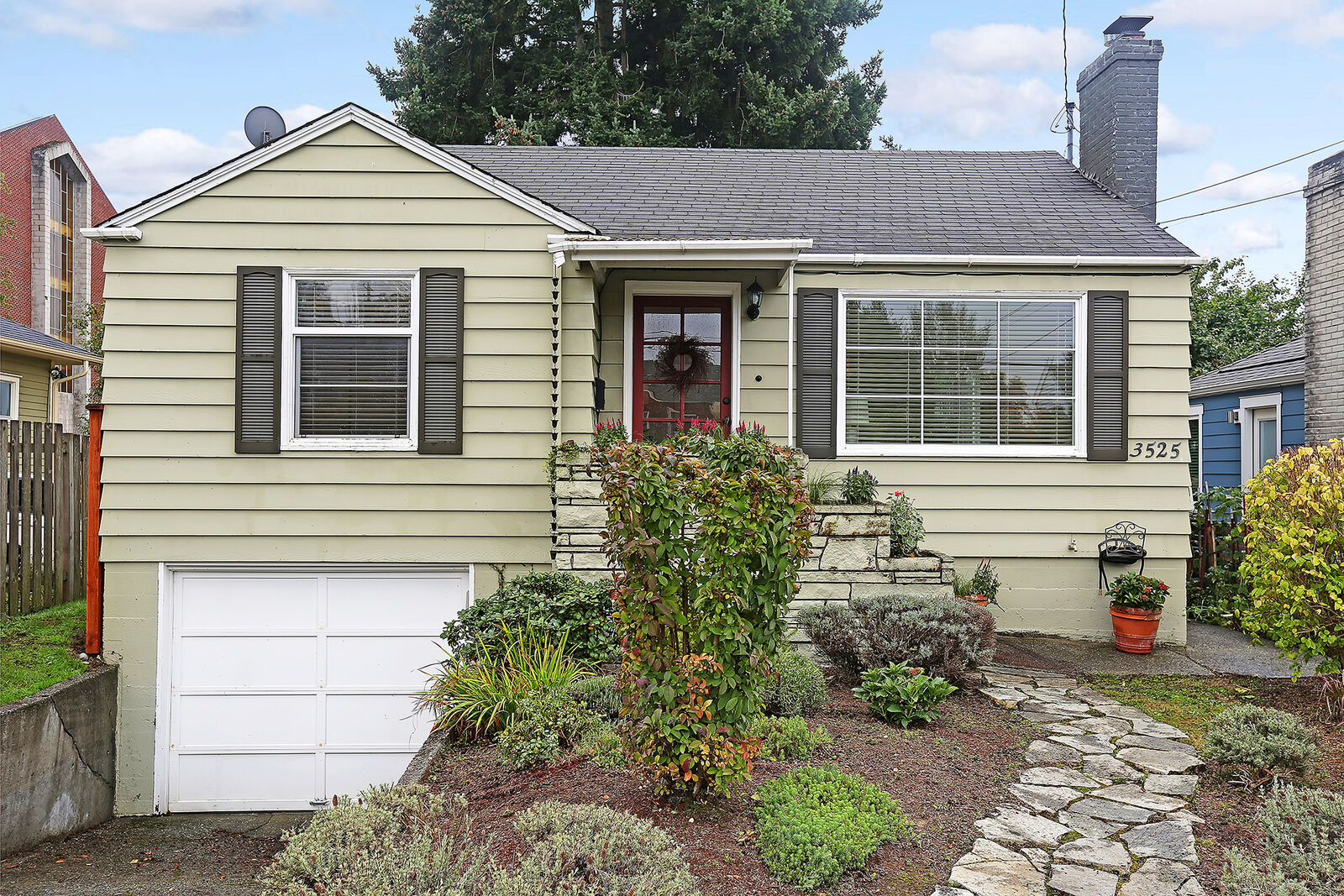 Property Photo:  3525 SW Austin St  WA 98126 