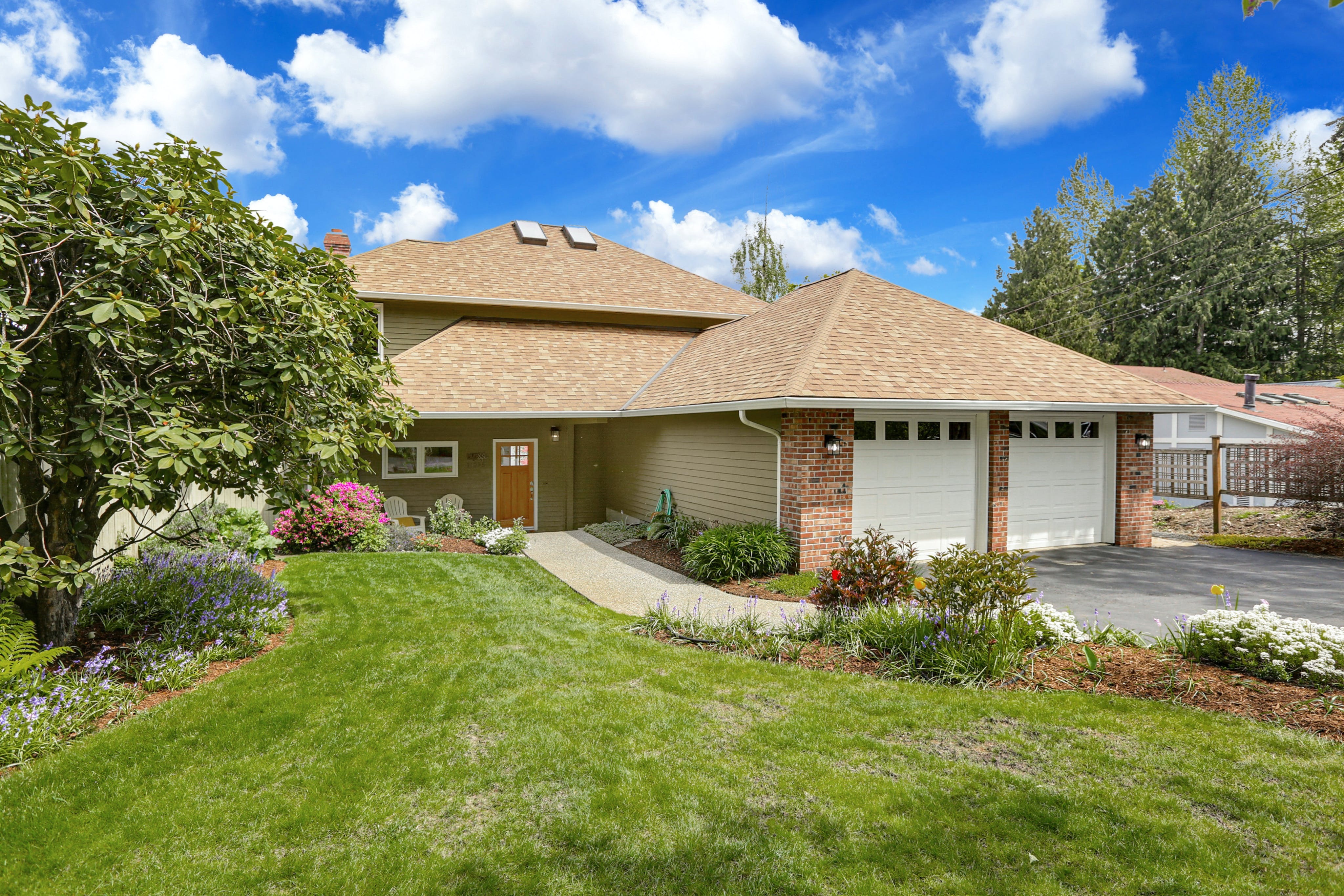 Property Photo:  16225 Larch Way  WA 98087 